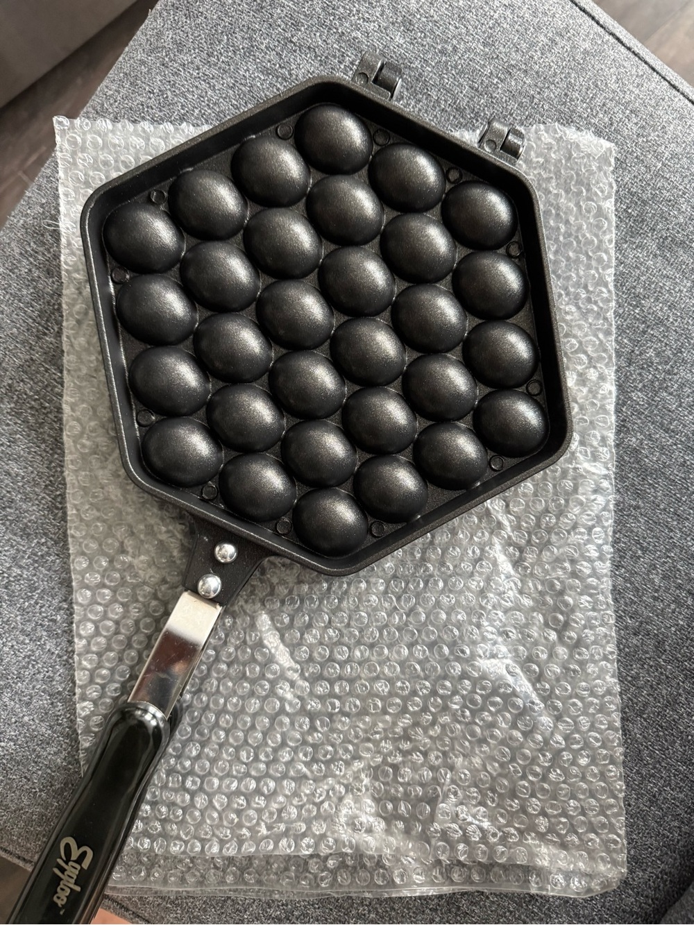 Eggloo egg waffle maker